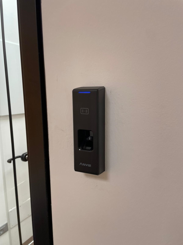  Anviz C2 Slim controllo accessi biometrico rfid poe wifi bluetooth azienda uffici arredati e coworking Bologna